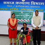 अब अपनी राह खुद तय कर सकेंगी रोशनी, मोटराइज्ड ट्राइसाइकिल से मिली बड़ी राहत
