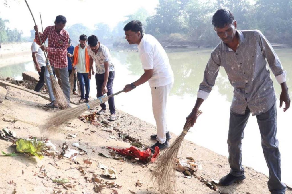 रामपुर आश्रम में जनभागीदारी से चला सेवा संकल्प के साथ स्वच्छता अभियान